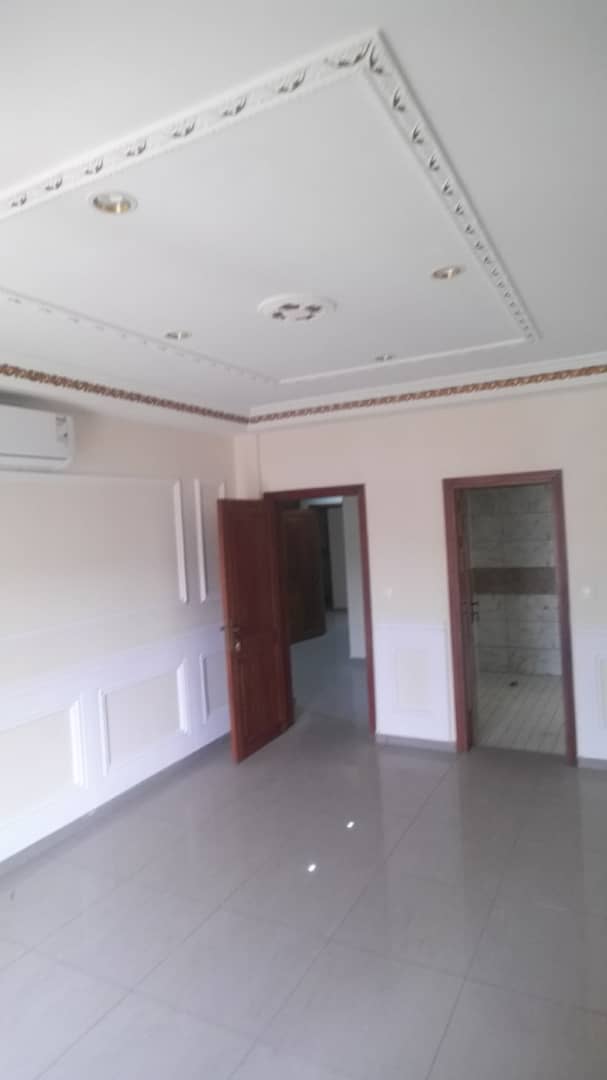 Appartement à louer - Yaoundé, Abome, Bastos  centre - 1 salon(s), 3 chambre(s), 3 salle(s) de bains - 1 200 000 FCFA / mois