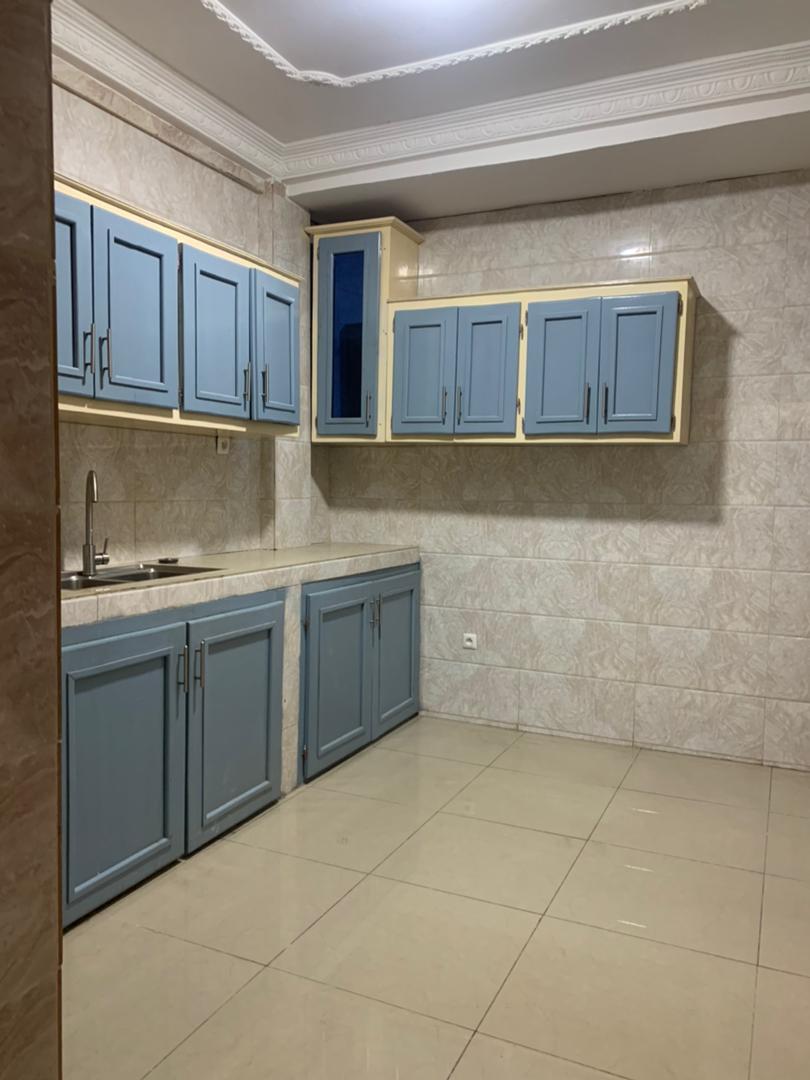Appartement à louer - Yaoundé, Abome, Bastos  centre - 1 salon(s), 3 chambre(s), 3 salle(s) de bains - 1 200 000 FCFA / mois