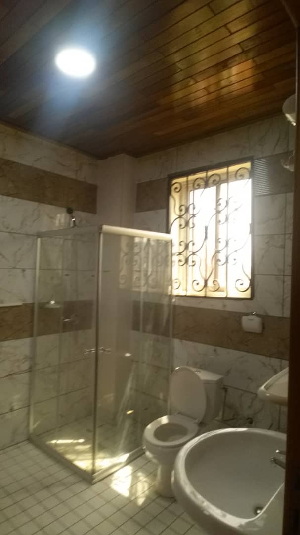 Appartement à louer - Yaoundé, Abome, Bastos  centre - 1 salon(s), 3 chambre(s), 3 salle(s) de bains - 1 200 000 FCFA / mois