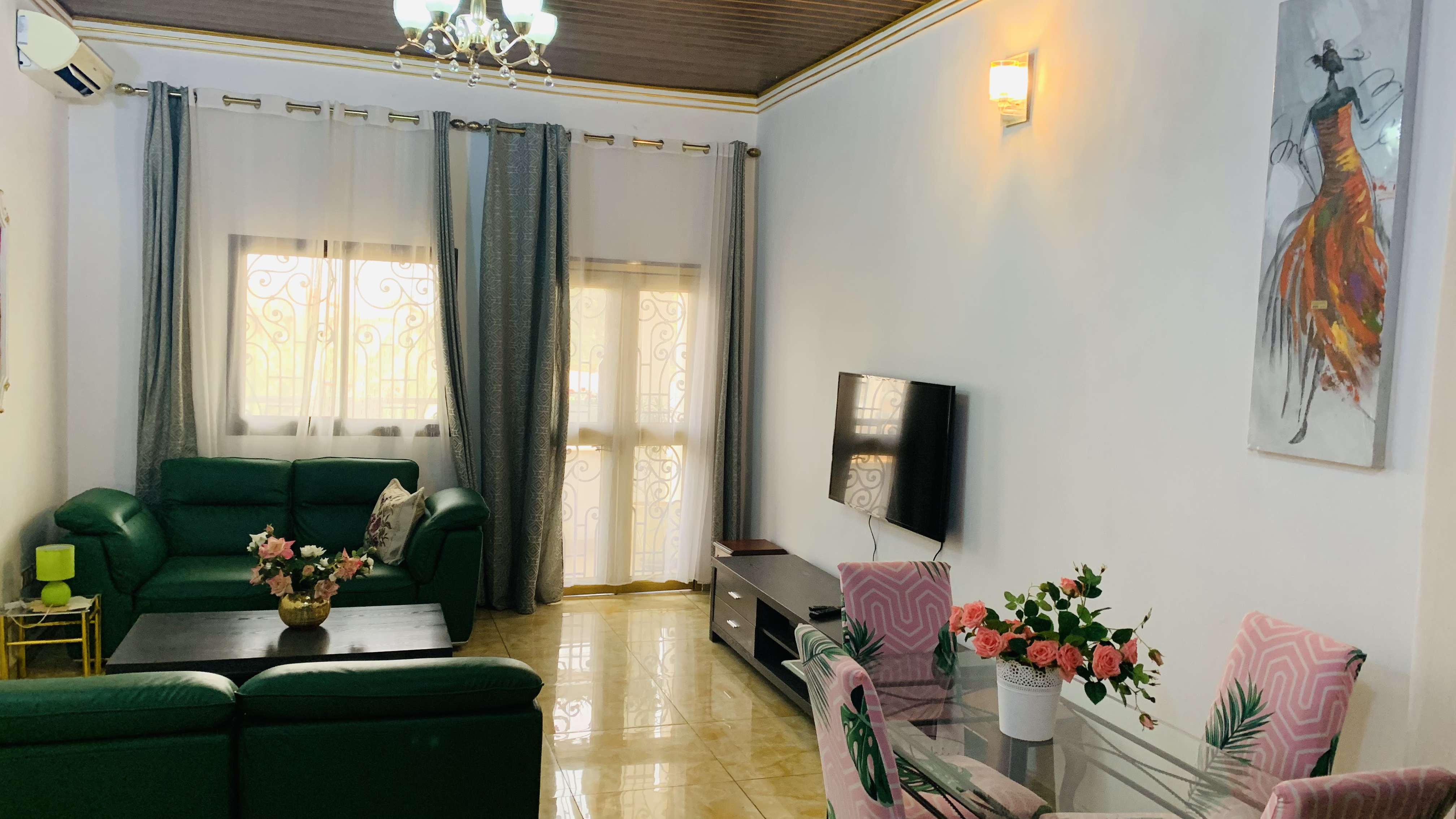 Apartment to rent - Yaoundé, Bastos, Quartier Golf - 1 living room(s), 2 bedroom(s), 1 bathroom(s) - 1 000 000 FCFA / month
