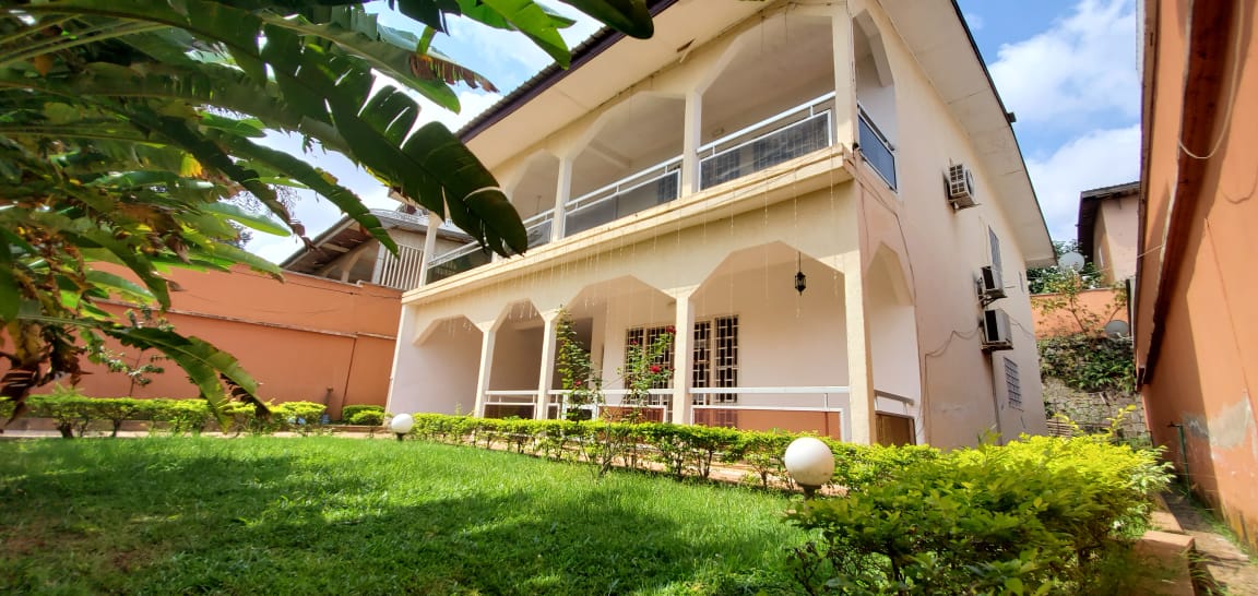 House (Villa) to rent - Yaoundé, Bastos, Bastos - 1 living room(s), 4 bedroom(s), 4 bathroom(s) - 1 600 000 FCFA / month