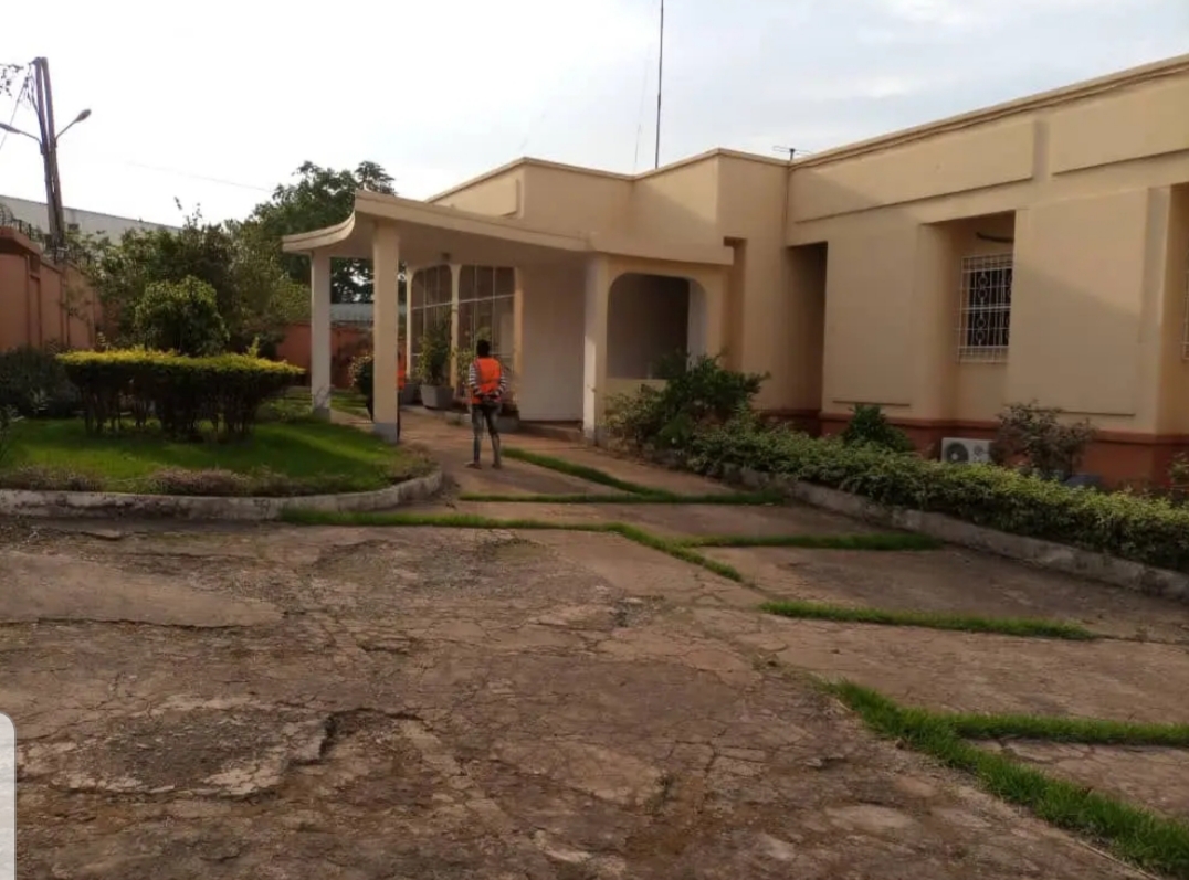 Maison (Villa) à louer - Yaoundé, Bastos, ambassade d Allemagne - 3 salon(s), 6 chambre(s), 10 salle(s) de bains - 2 500 000 FCFA / mois