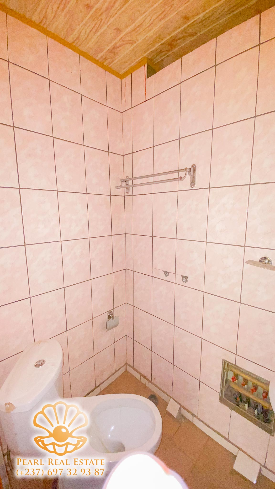 Apartment to rent - Yaoundé, Mfandena, Derrière le stade - 1 living room(s), 3 bedroom(s), 2 bathroom(s) - 350 000 FCFA / month