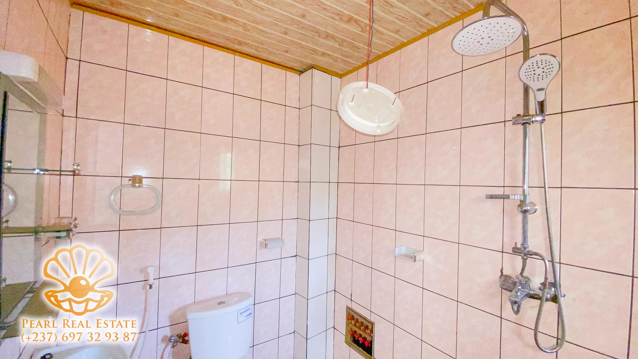 Apartment to rent - Yaoundé, Mfandena, Derrière le stade - 1 living room(s), 3 bedroom(s), 2 bathroom(s) - 350 000 FCFA / month