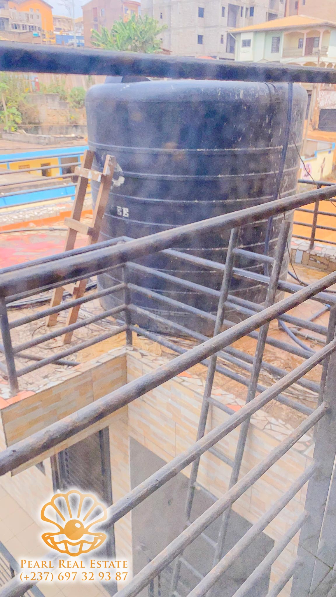 Apartment to rent - Yaoundé, Mfandena, Stade - 1 living room(s), 3 bedroom(s), 2 bathroom(s) - 550 000 FCFA / month