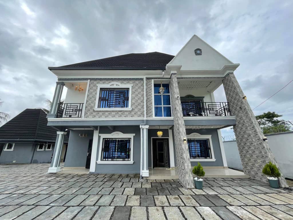 Maison (Duplex) à vendre - Douala, Yassa, Bwang - 2 salon(s), 4 chambre(s), 2 salle(s) de bains - 135 000 000 FCFA
