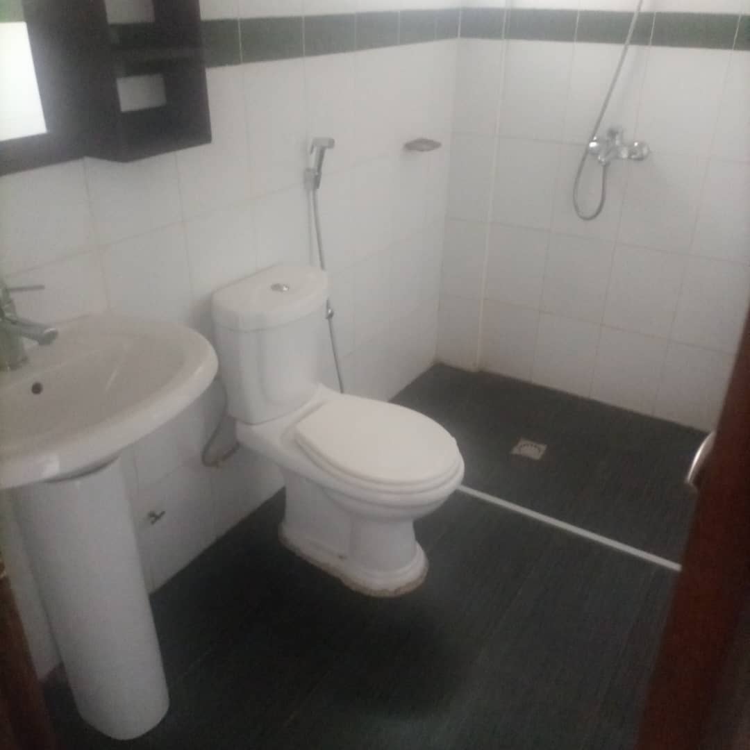 Apartment to rent - Douala, Bonapriso, Bon Bonapriso - 1 living room(s), 2 bedroom(s), 1 bathroom(s) - 700 000 FCFA / month