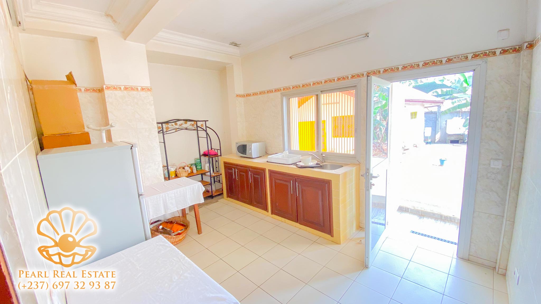 Apartment to rent - Yaoundé, Bastos, Rue du PNUD - 1 living room(s), 3 bedroom(s), 2 bathroom(s) - 400 000 FCFA / month