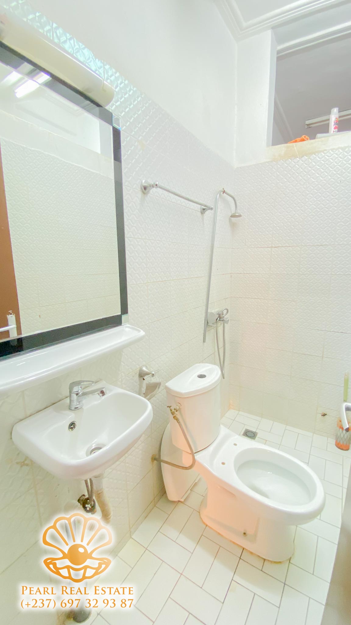 Apartment to rent - Yaoundé, Bastos, Rue du PNUD - 1 living room(s), 3 bedroom(s), 2 bathroom(s) - 400 000 FCFA / month