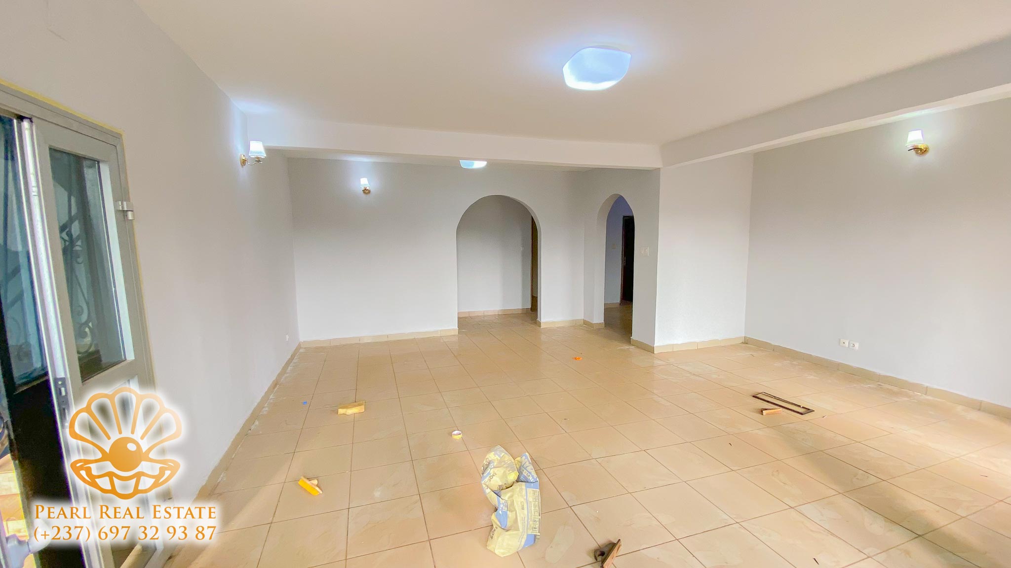 Apartment to rent - Yaoundé, Essos, Rue derrière La Chapelle - 1 living room(s), 3 bedroom(s), 2 bathroom(s) - 300 000 FCFA / month