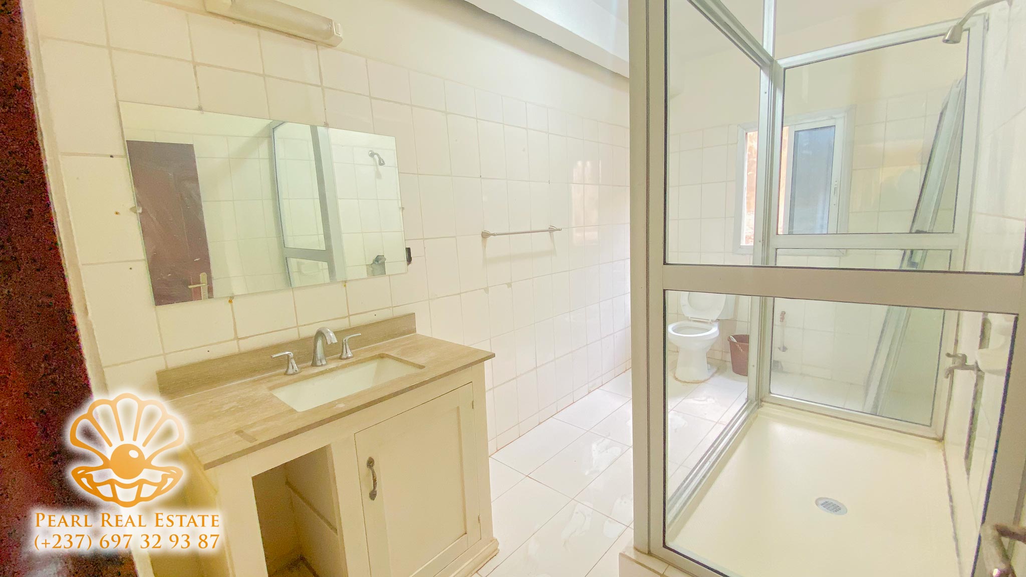 Appartement à louer - Yaoundé, Essos, Rue derrière La Chapelle - 1 salon(s), 3 chambre(s), 2 salle(s) de bains - 300 000 FCFA / mois