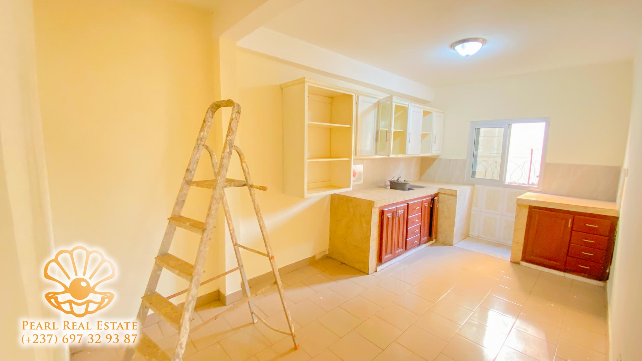 Appartement à louer - Yaoundé, Essos, Rue derrière La Chapelle - 1 salon(s), 3 chambre(s), 2 salle(s) de bains - 300 000 FCFA / mois