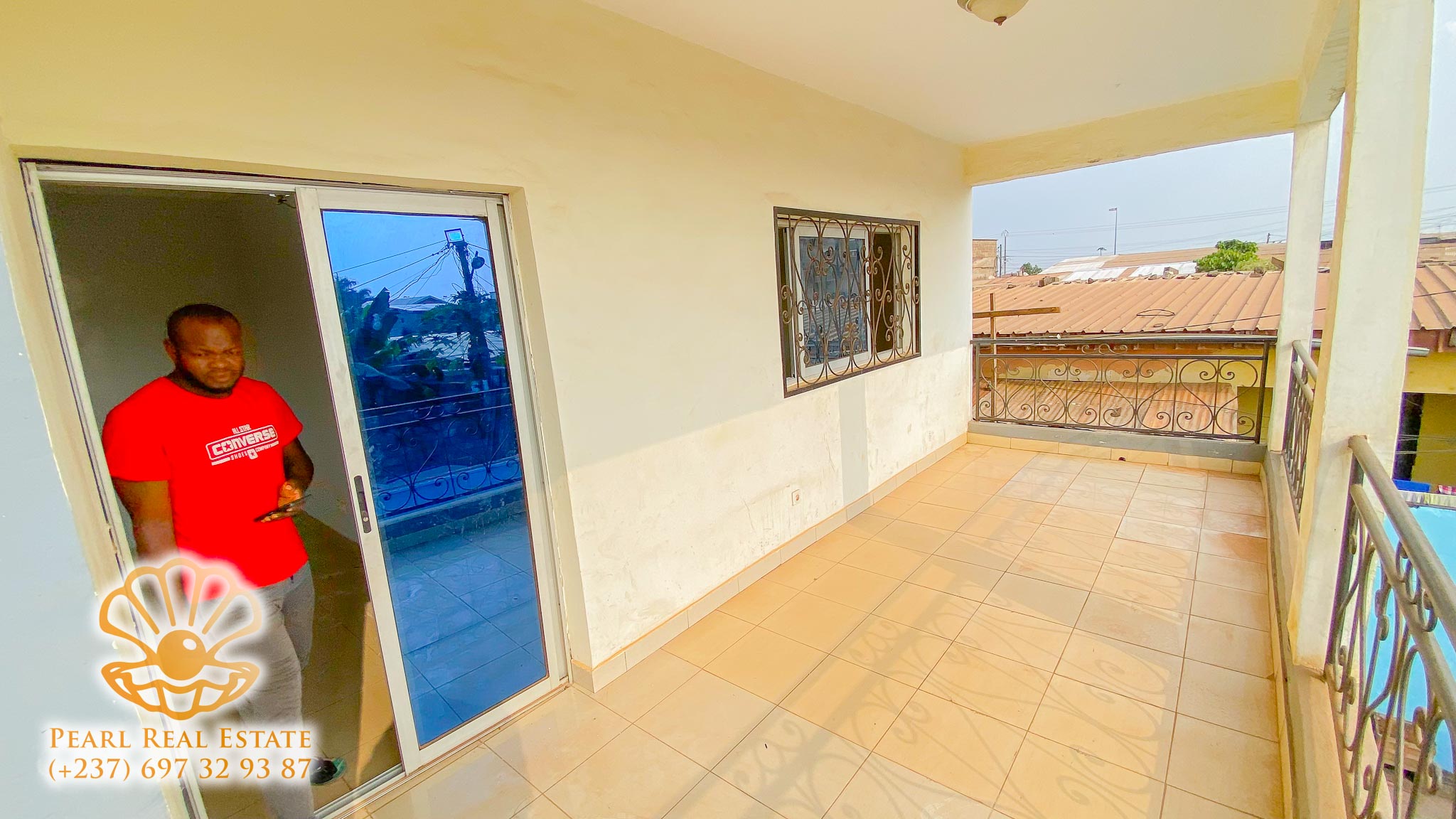 Appartement à louer - Yaoundé, Essos, Rue derrière La Chapelle - 1 salon(s), 3 chambre(s), 2 salle(s) de bains - 300 000 FCFA / mois
