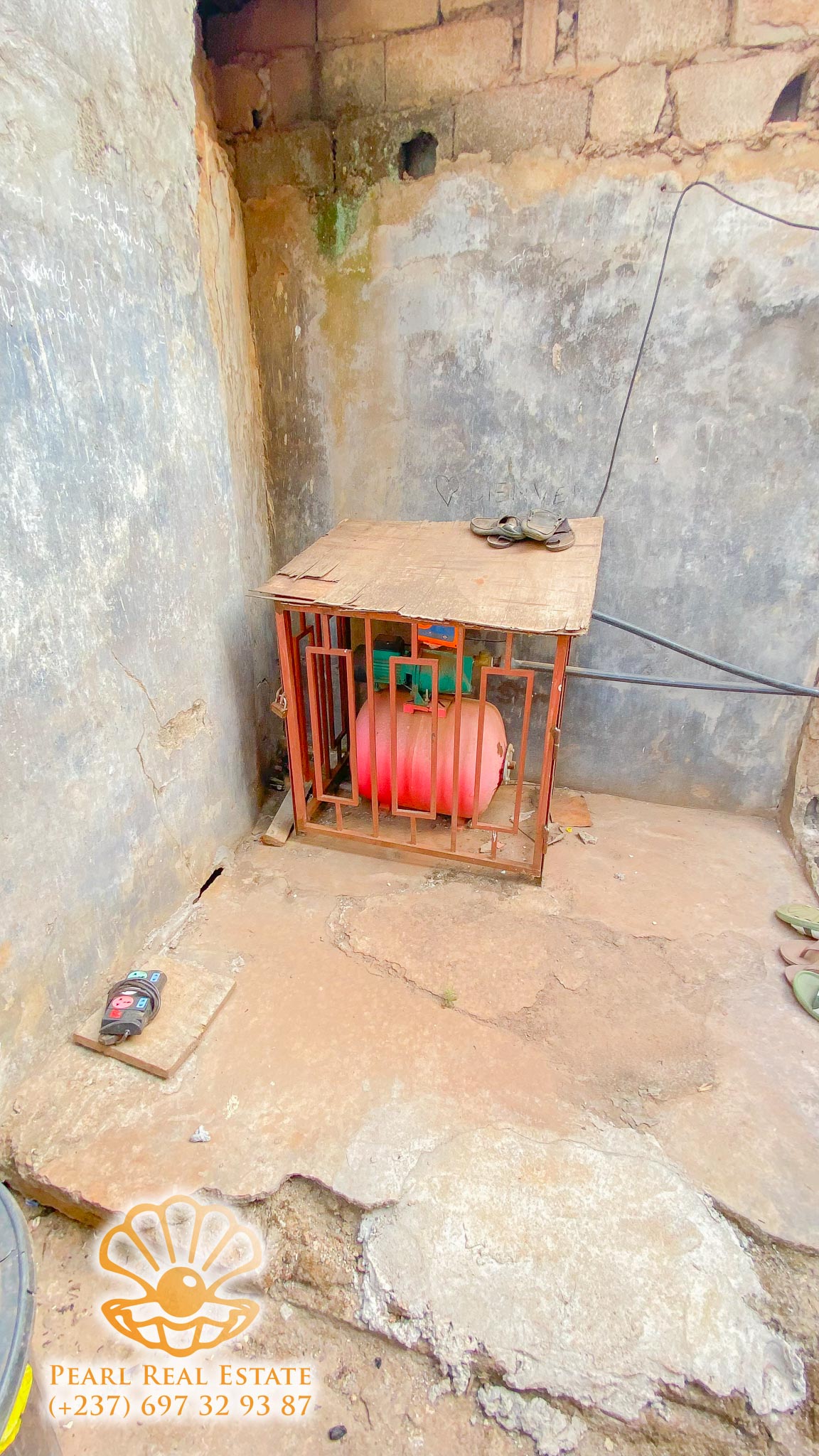 Appartement à louer - Yaoundé, Essos, Rue derrière La Chapelle - 1 salon(s), 3 chambre(s), 2 salle(s) de bains - 300 000 FCFA / mois