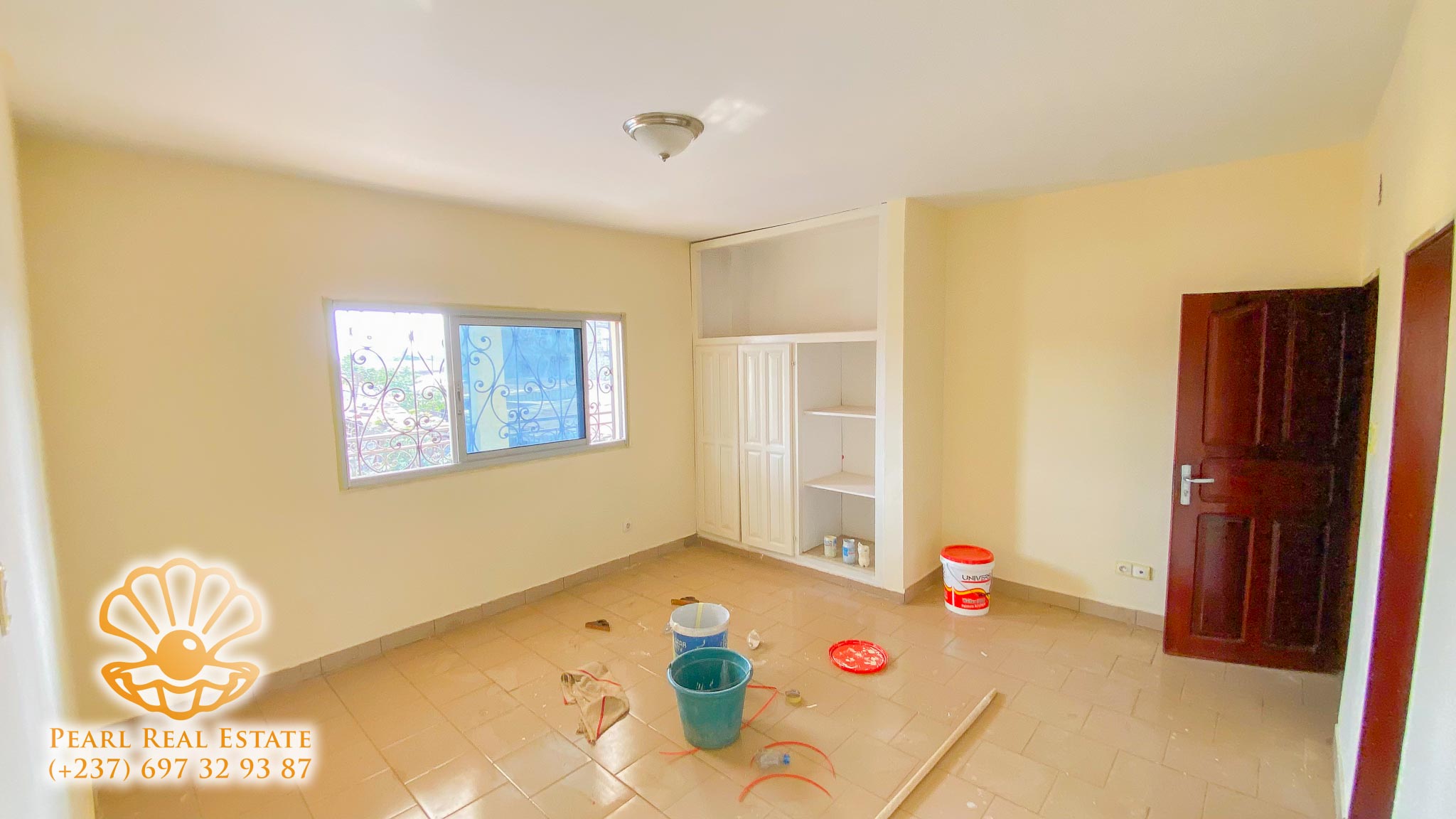 Appartement à louer - Yaoundé, Essos, Rue derrière La Chapelle - 1 salon(s), 3 chambre(s), 2 salle(s) de bains - 300 000 FCFA / mois