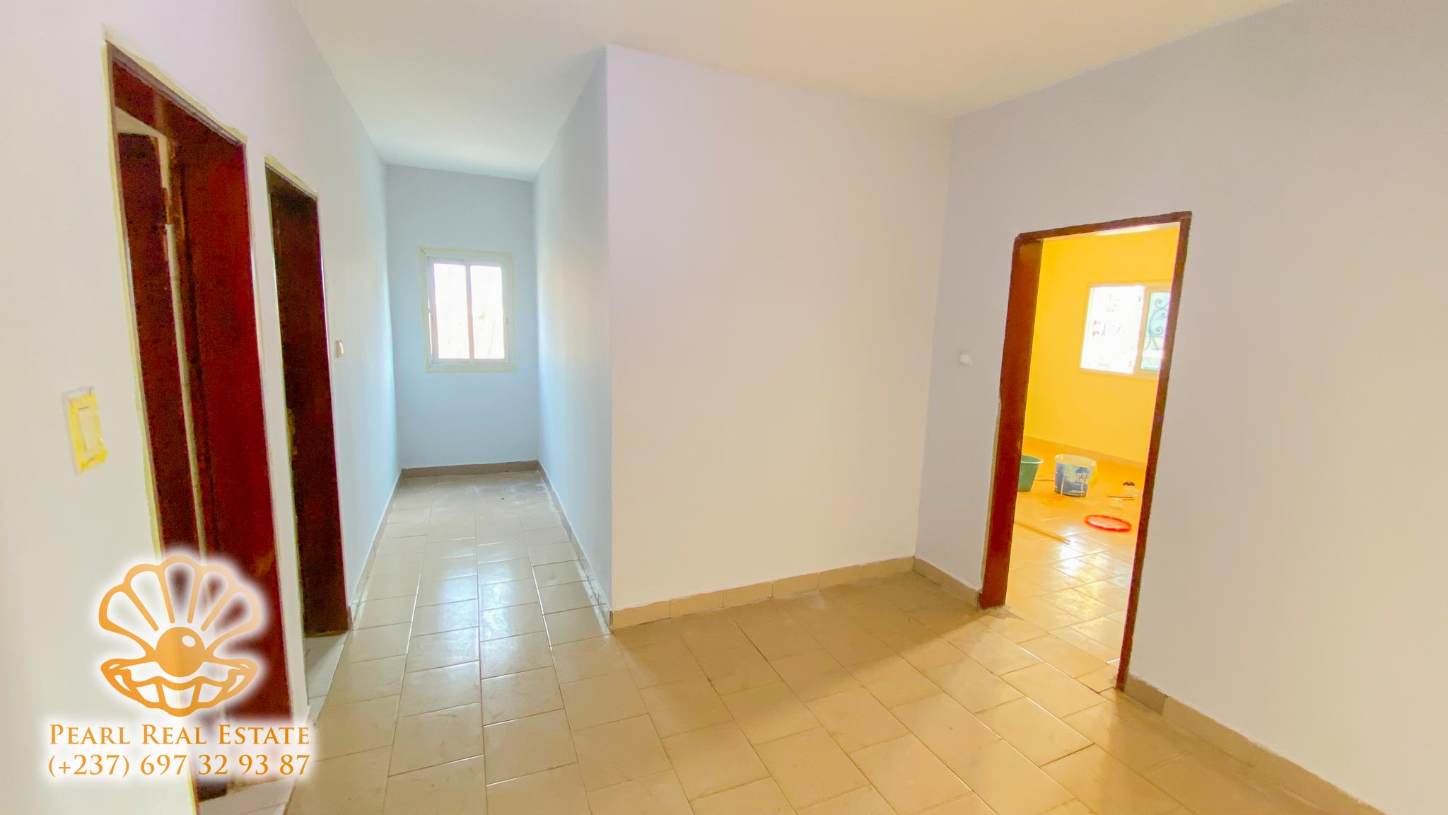 Appartement à louer - Yaoundé, Essos, Rue derrière La Chapelle - 1 salon(s), 3 chambre(s), 2 salle(s) de bains - 300 000 FCFA / mois
