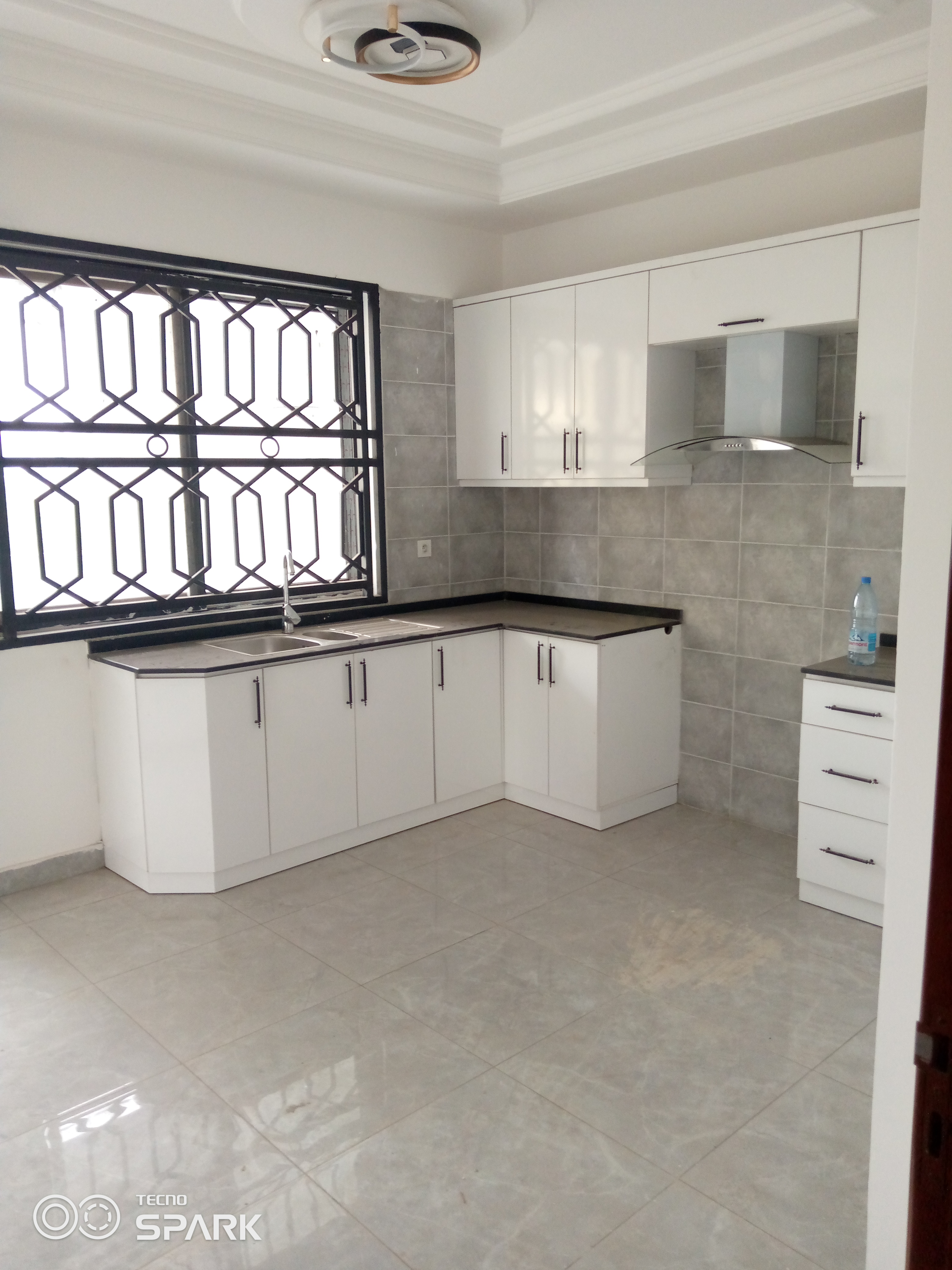 Apartment to rent - Yaoundé, Bastos, Nouvelle route - 1 living room(s), 2 bedroom(s), 3 bathroom(s) - 1 000 000 FCFA / month