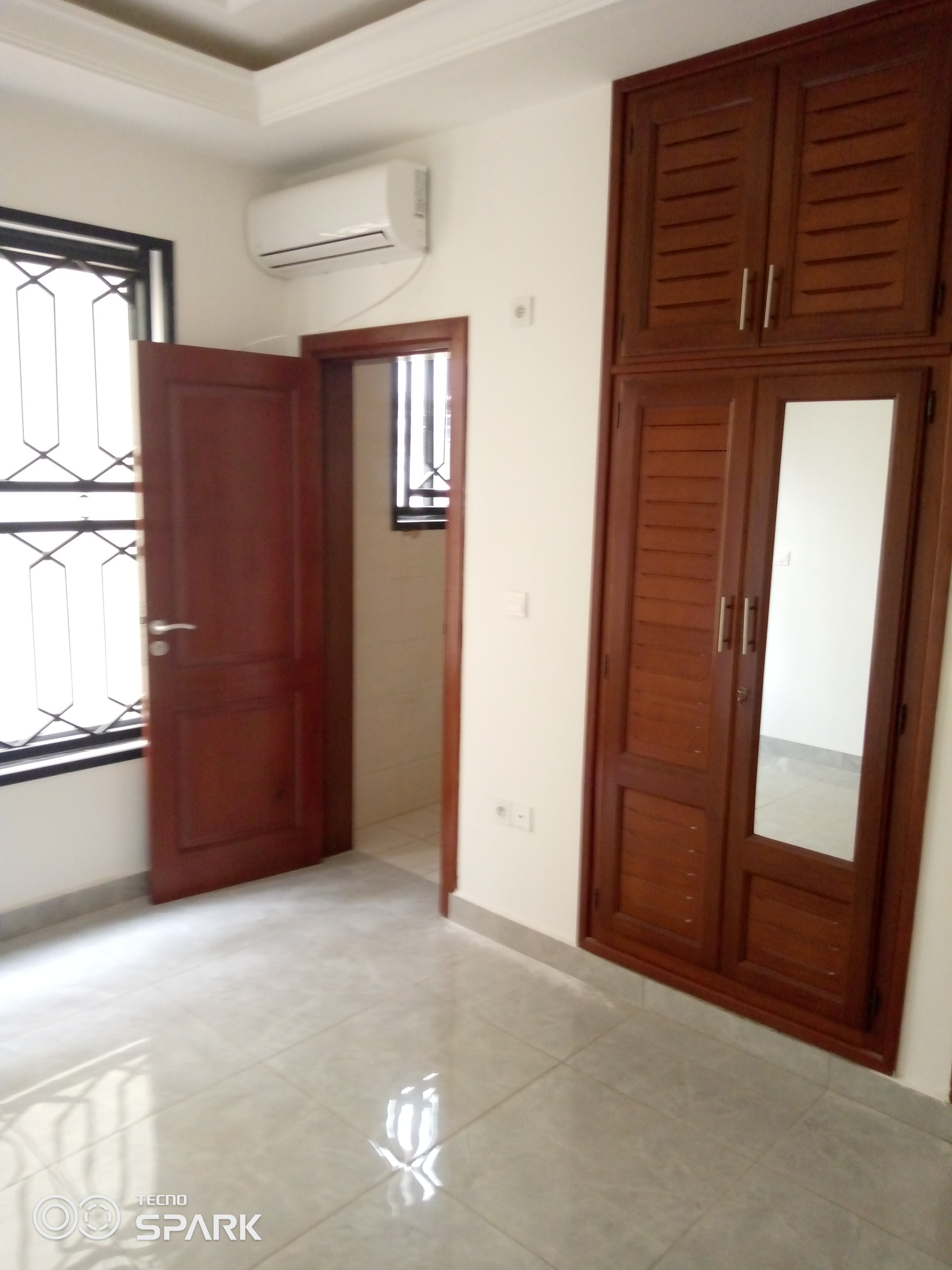 Apartment to rent - Yaoundé, Bastos, Nouvelle route - 1 living room(s), 2 bedroom(s), 3 bathroom(s) - 1 000 000 FCFA / month