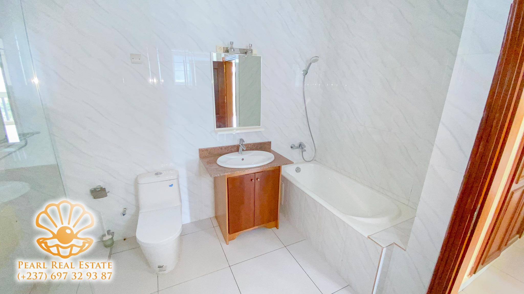 Apartment to rent - Yaoundé, Bastos, Derrière l’usine Bastos - 1 living room(s), 3 bedroom(s), 2 bathroom(s) - 1 500 000 FCFA / month