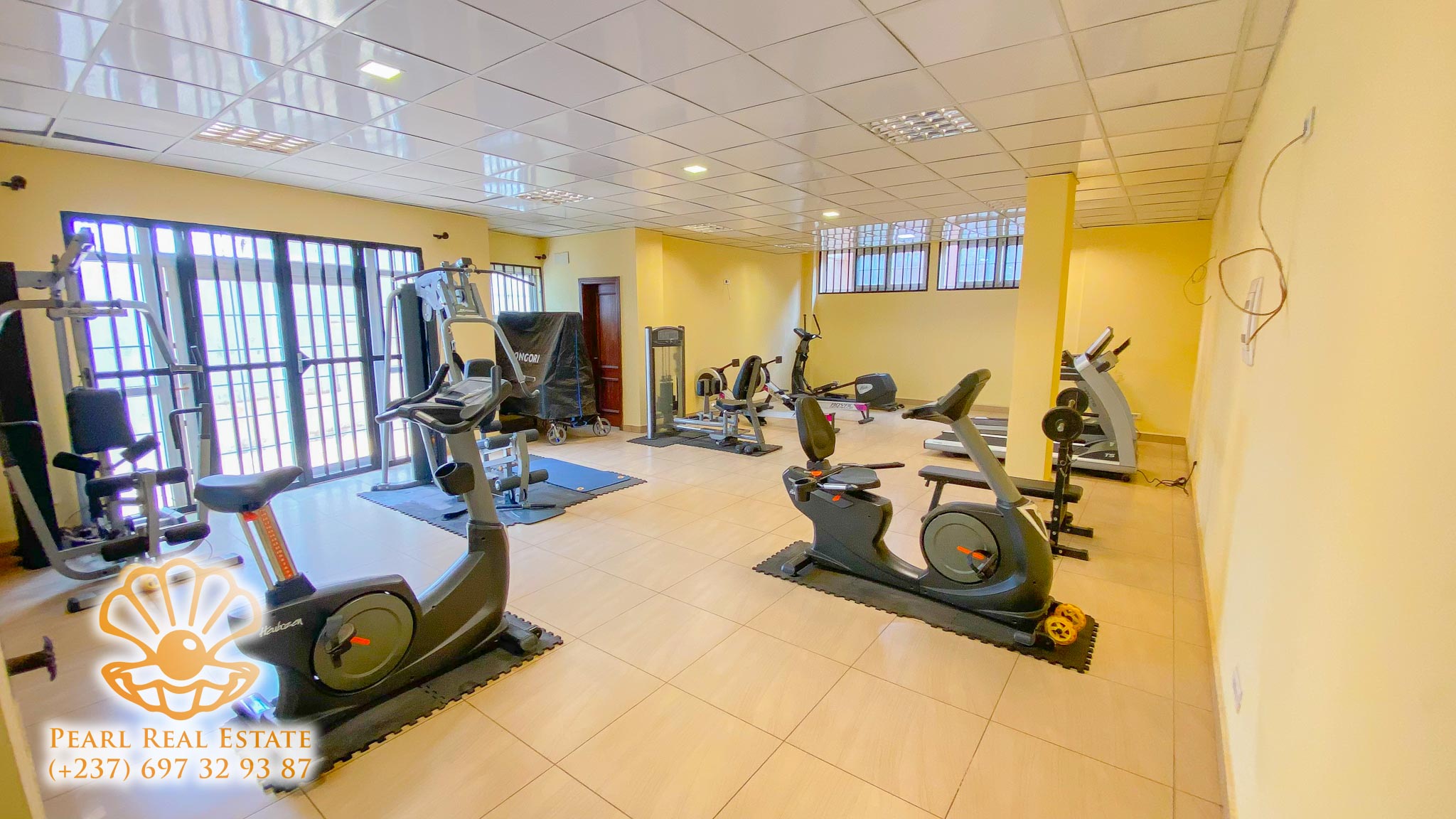Apartment to rent - Yaoundé, Bastos, Derrière l’usine Bastos - 1 living room(s), 3 bedroom(s), 2 bathroom(s) - 1 500 000 FCFA / month