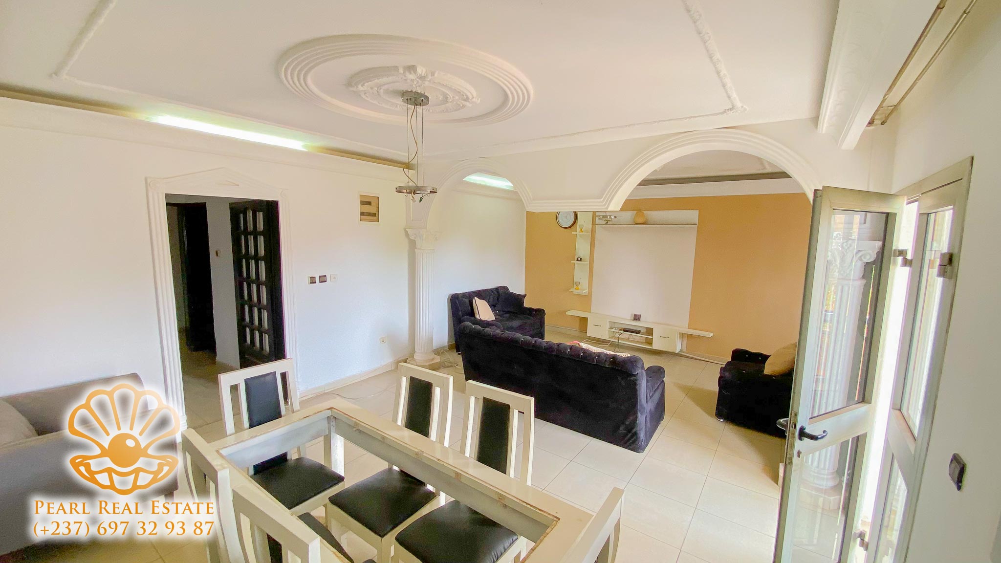 Apartment to rent - Yaoundé, Bastos, Nouvelle route Bastos - 1 living room(s), 3 bedroom(s), 2 bathroom(s) - 400 000 FCFA / month