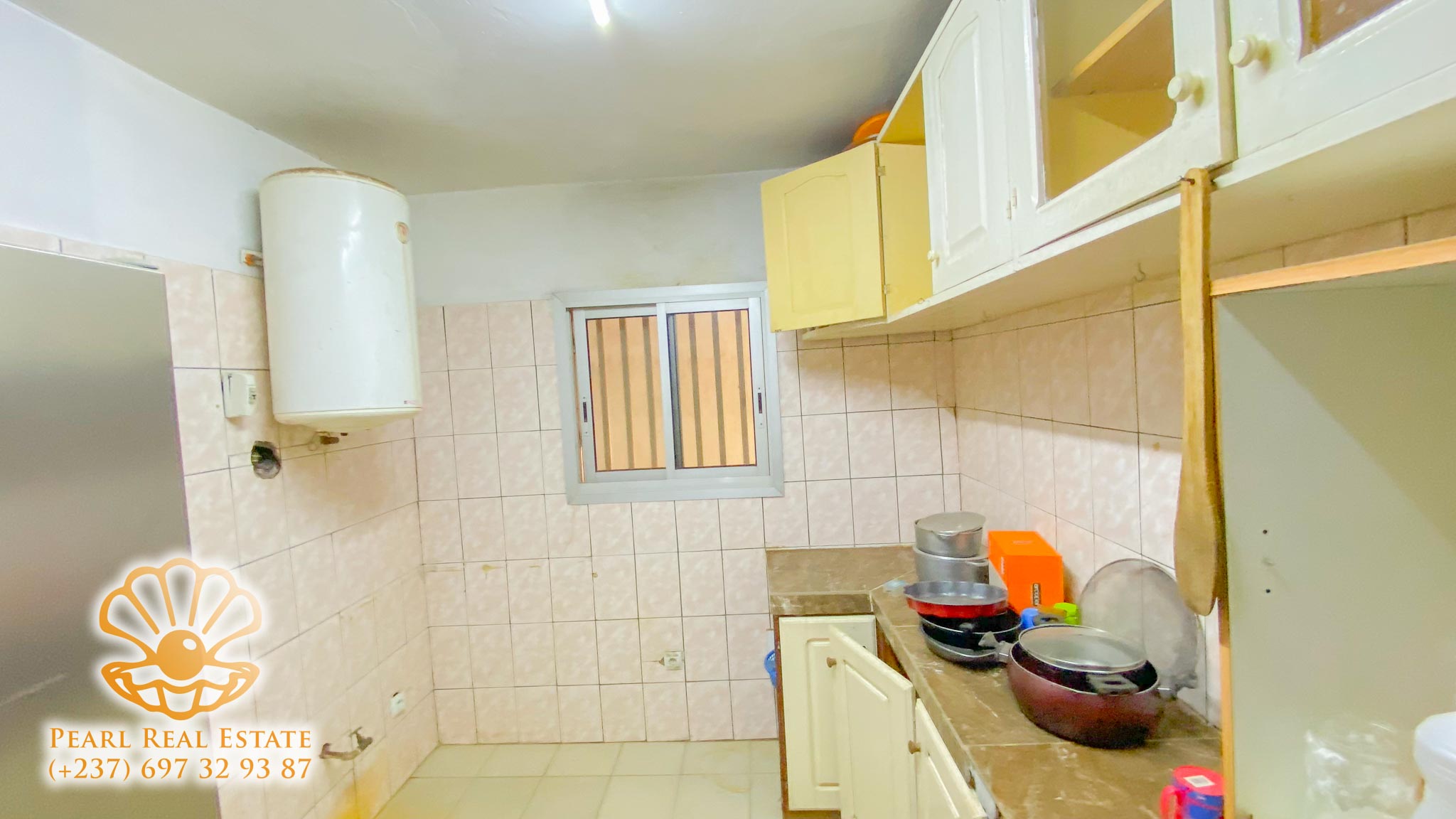 Appartement à louer - Yaoundé, Bastos, Nouvelle route Bastos - 1 salon(s), 3 chambre(s), 2 salle(s) de bains - 400 000 FCFA / mois