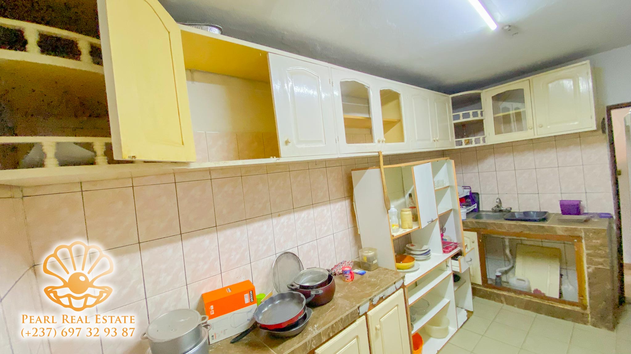 Appartement à louer - Yaoundé, Bastos, Nouvelle route Bastos - 1 salon(s), 3 chambre(s), 2 salle(s) de bains - 400 000 FCFA / mois