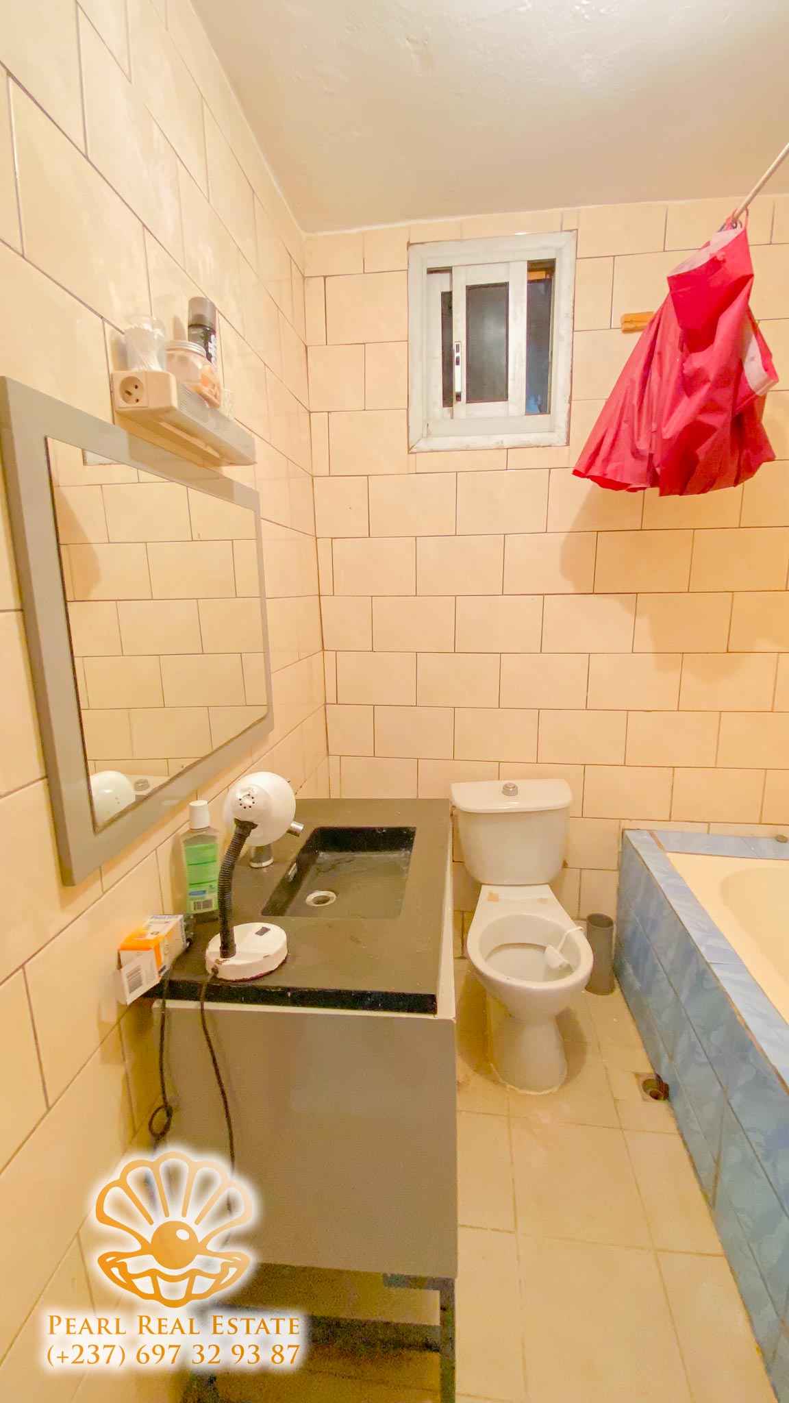 Appartement à louer - Yaoundé, Bastos, Nouvelle route Bastos - 1 salon(s), 3 chambre(s), 2 salle(s) de bains - 400 000 FCFA / mois