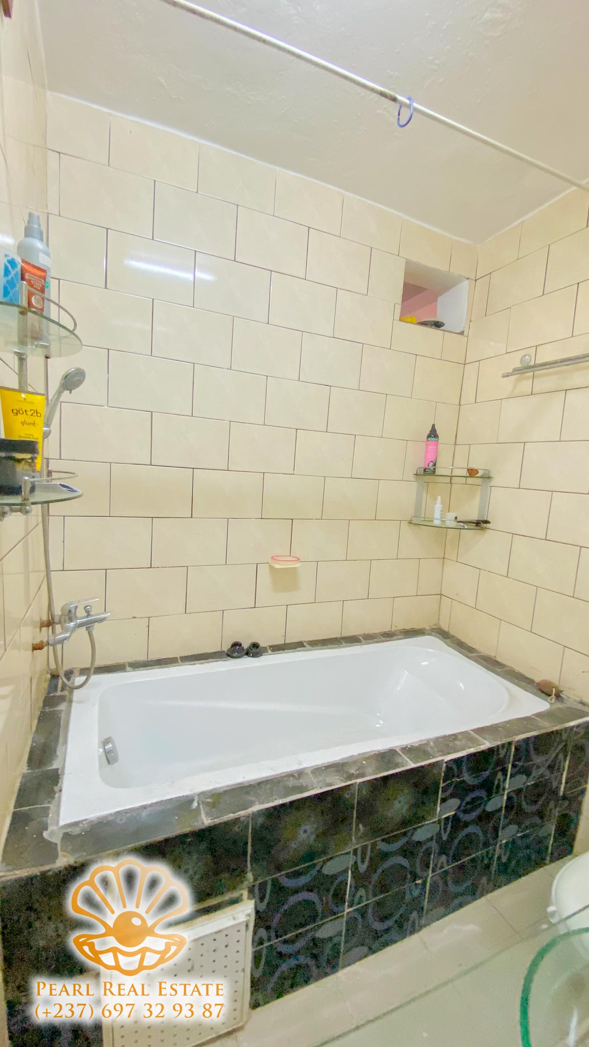 Appartement à louer - Yaoundé, Bastos, Nouvelle route Bastos - 1 salon(s), 3 chambre(s), 2 salle(s) de bains - 400 000 FCFA / mois