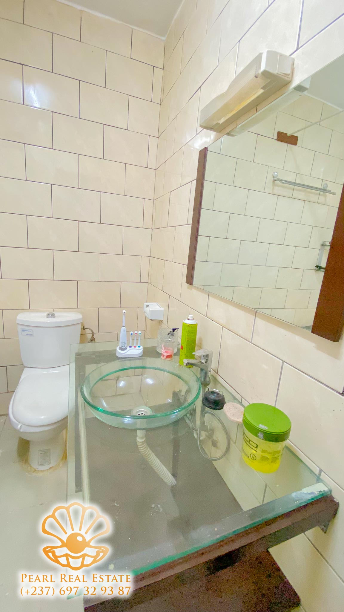 Appartement à louer - Yaoundé, Bastos, Nouvelle route Bastos - 1 salon(s), 3 chambre(s), 2 salle(s) de bains - 400 000 FCFA / mois