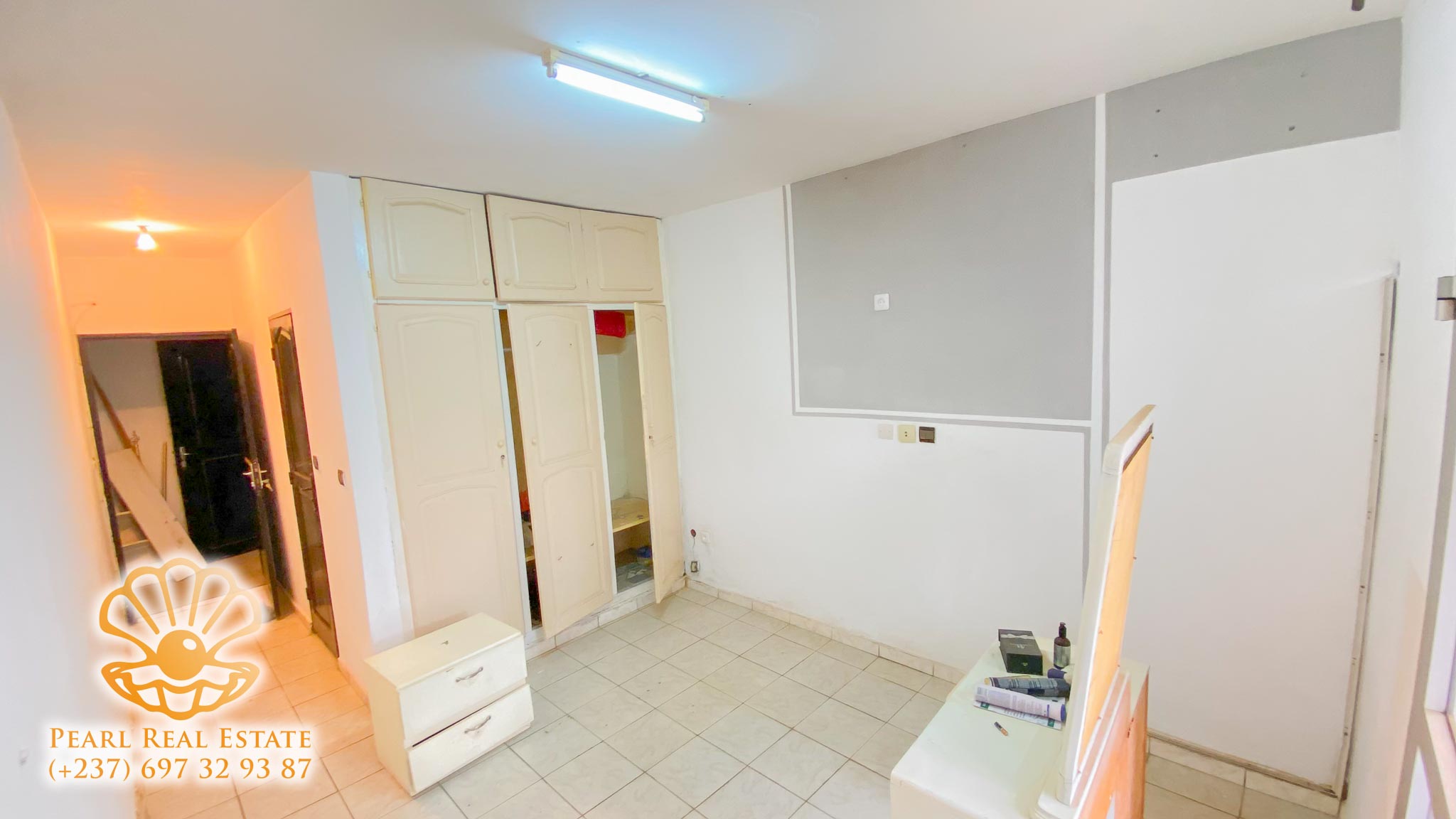 Appartement à louer - Yaoundé, Bastos, Nouvelle route Bastos - 1 salon(s), 3 chambre(s), 2 salle(s) de bains - 400 000 FCFA / mois