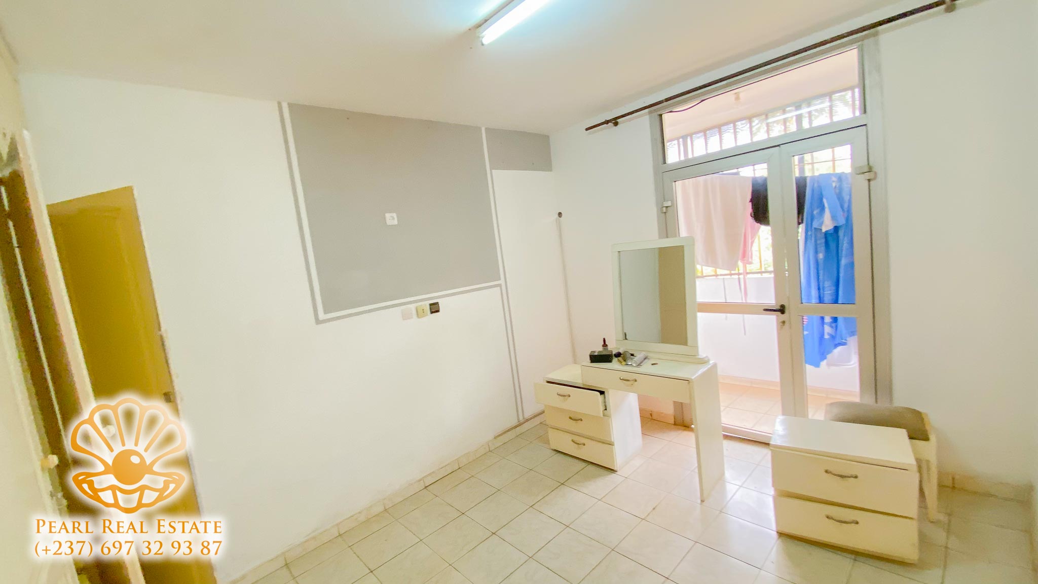 Appartement à louer - Yaoundé, Bastos, Nouvelle route Bastos - 1 salon(s), 3 chambre(s), 2 salle(s) de bains - 400 000 FCFA / mois