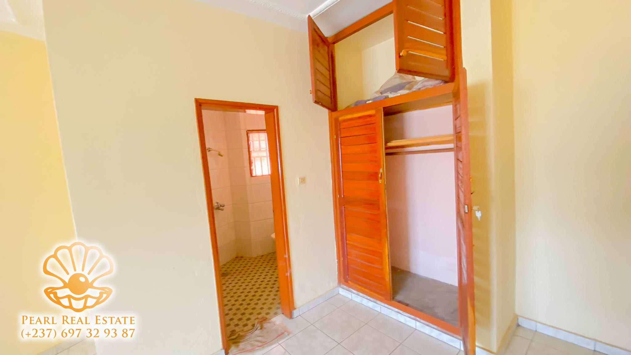 Appartement à louer - Yaoundé, Bastos, Derrière usine Bastos - 1 salon(s), 2 chambre(s), 1 salle(s) de bains - 250 000 FCFA / mois