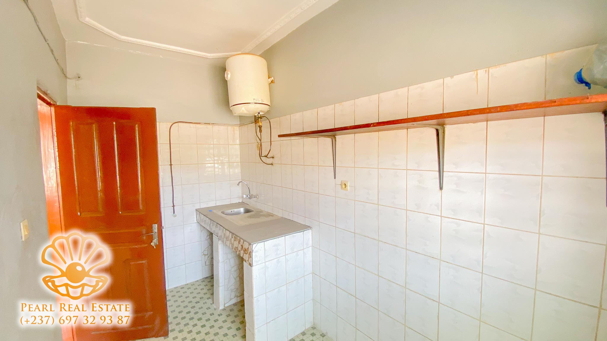 Appartement à louer - Yaoundé, Bastos, Derrière usine Bastos - 1 salon(s), 2 chambre(s), 1 salle(s) de bains - 250 000 FCFA / mois