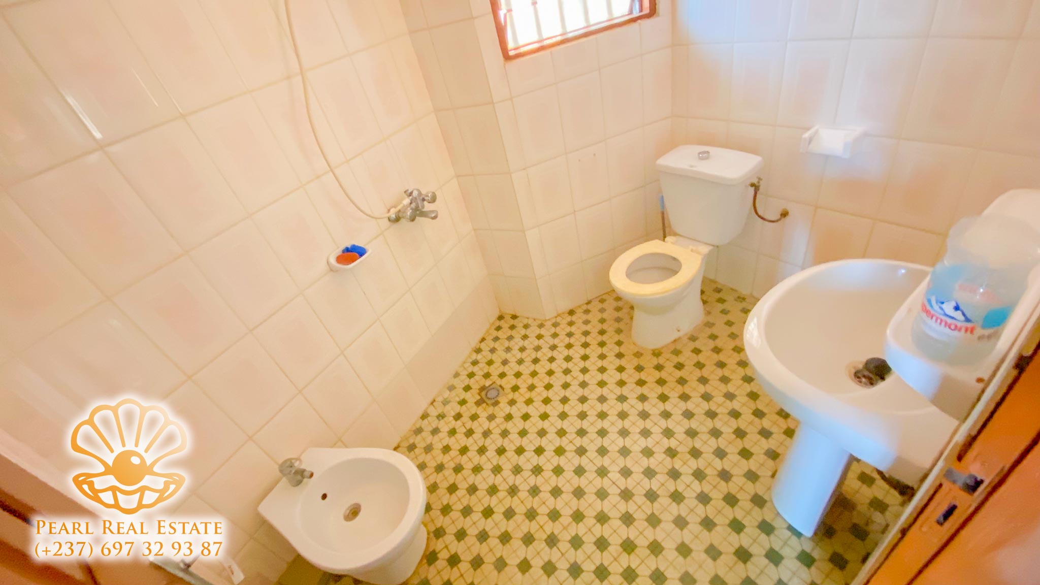 Appartement à louer - Yaoundé, Bastos, Derrière usine Bastos - 1 salon(s), 2 chambre(s), 1 salle(s) de bains - 250 000 FCFA / mois