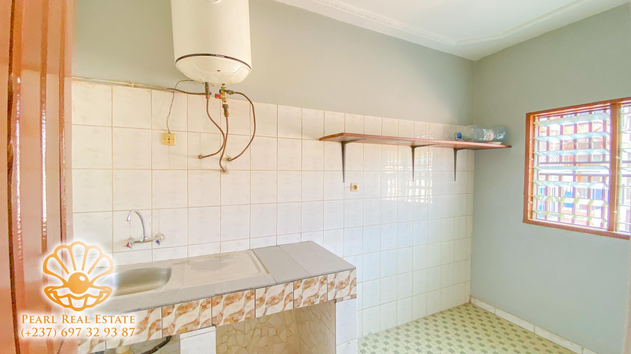 Appartement à louer - Yaoundé, Bastos, Derrière usine Bastos - 1 salon(s), 2 chambre(s), 1 salle(s) de bains - 250 000 FCFA / mois