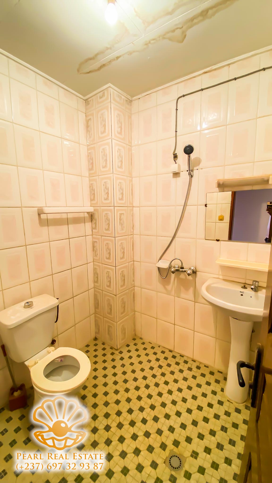 Appartement à louer - Yaoundé, Bastos, Derrière usine Bastos - 1 salon(s), 2 chambre(s), 1 salle(s) de bains - 250 000 FCFA / mois