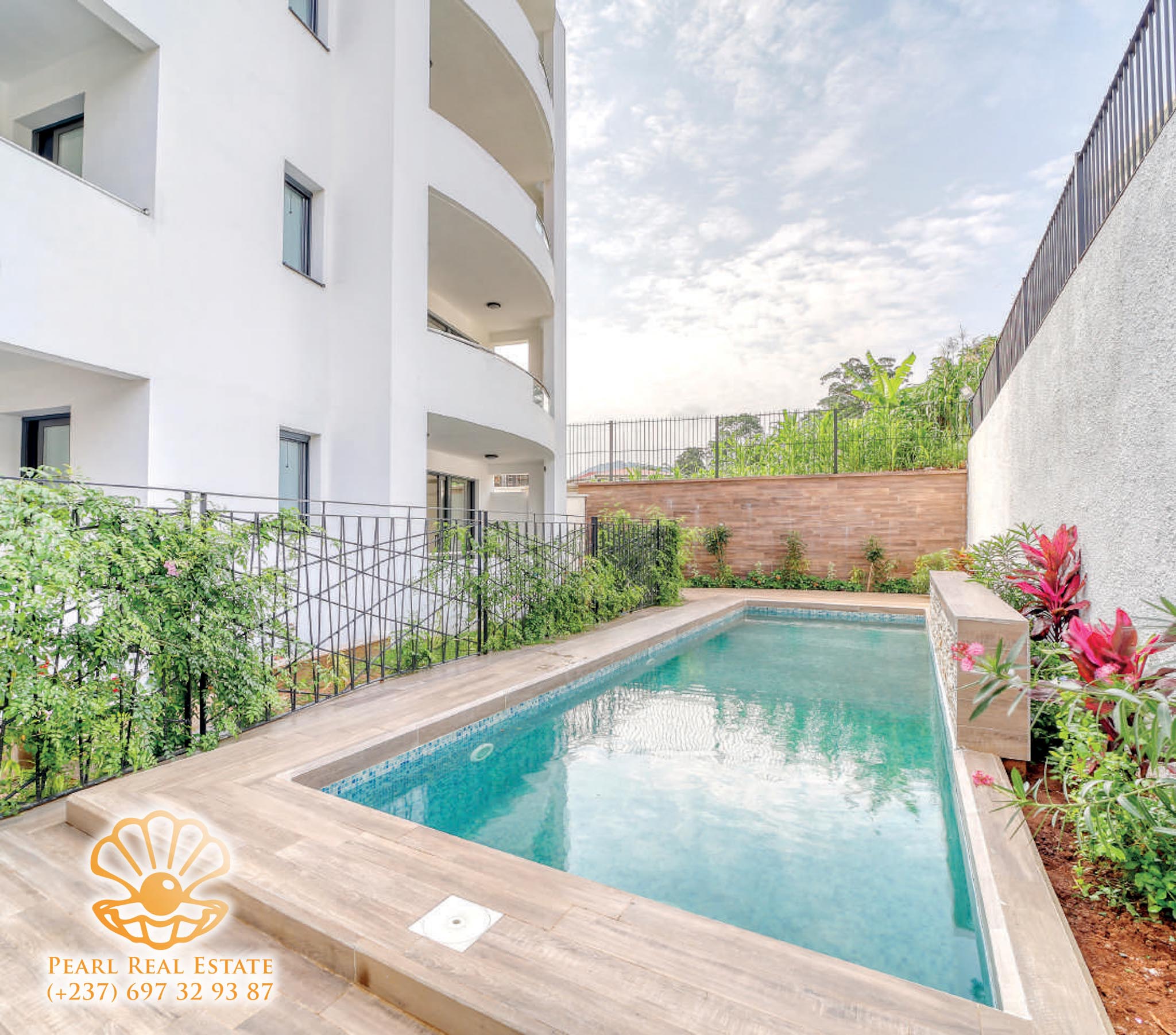 Apartment to rent - Yaoundé, Abome, Golf Présidence - 1 living room(s), 3 bedroom(s), 2 bathroom(s) - 3 000 000 FCFA / month