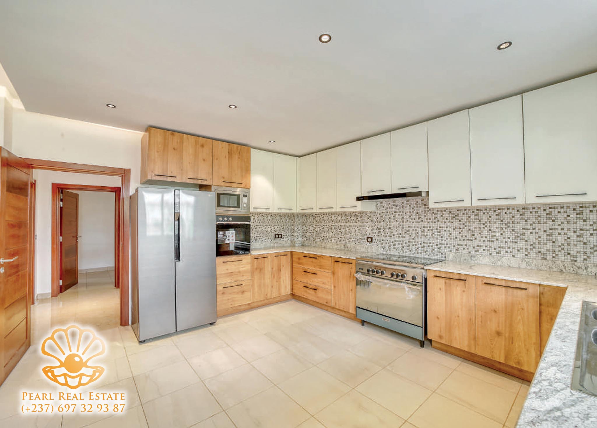 Appartement à louer - Yaoundé, Abome, Golf Présidence - 1 salon(s), 3 chambre(s), 2 salle(s) de bains - 3 000 000 FCFA / mois