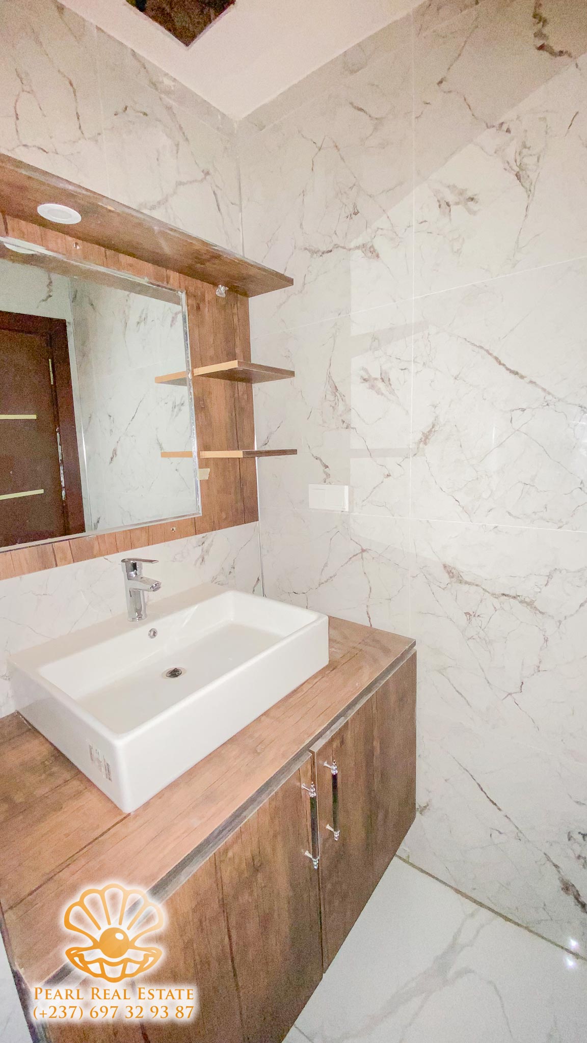 Appartement à louer - Yaoundé, Bastos, Golf Présidence - 1 salon(s), 3 chambre(s), 2 salle(s) de bains - 1 500 000 FCFA / mois