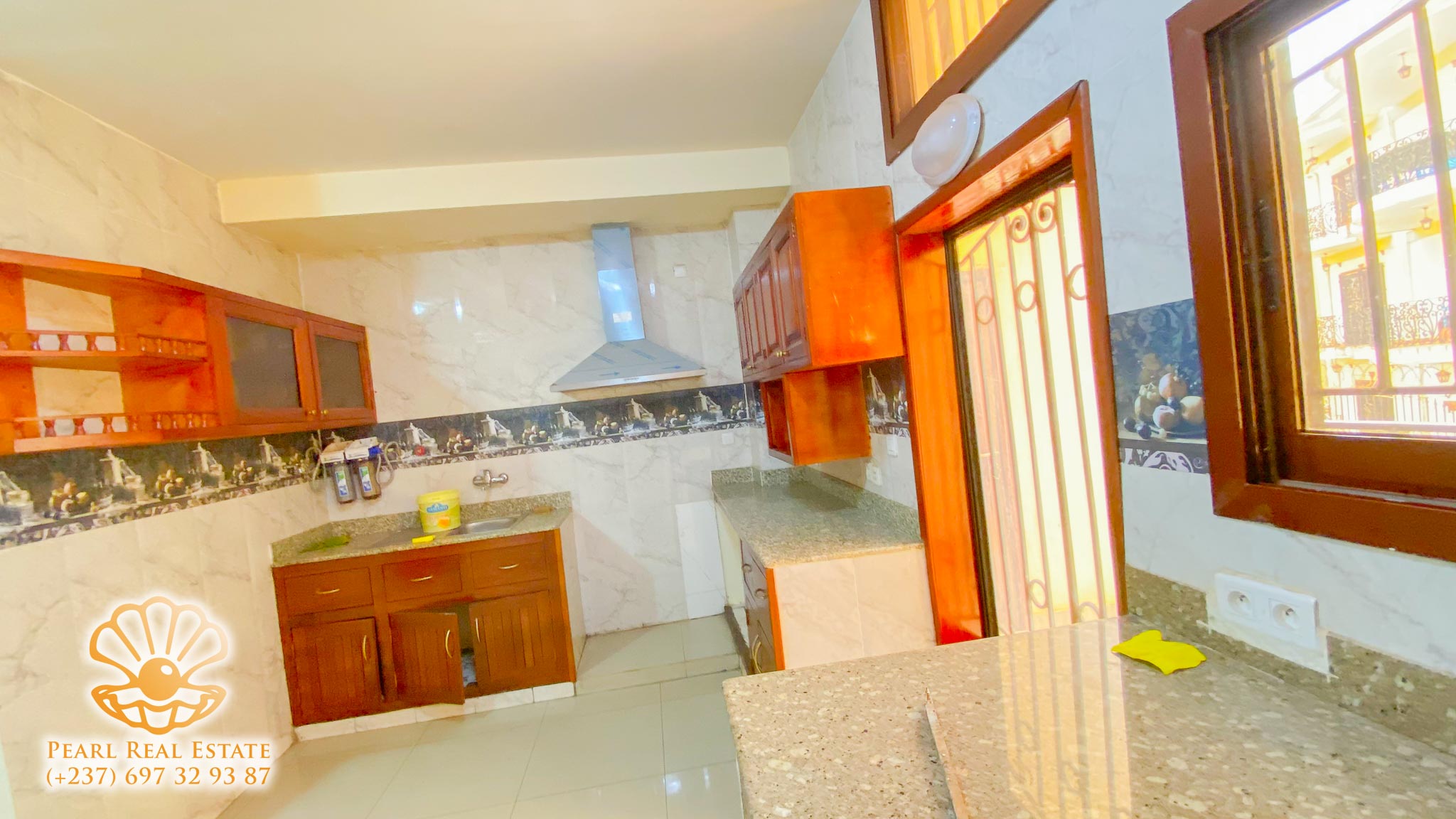 Apartment to rent - Yaoundé, Bastos, Golf - 1 living room(s), 3 bedroom(s), 2 bathroom(s) - 700 000 FCFA / month