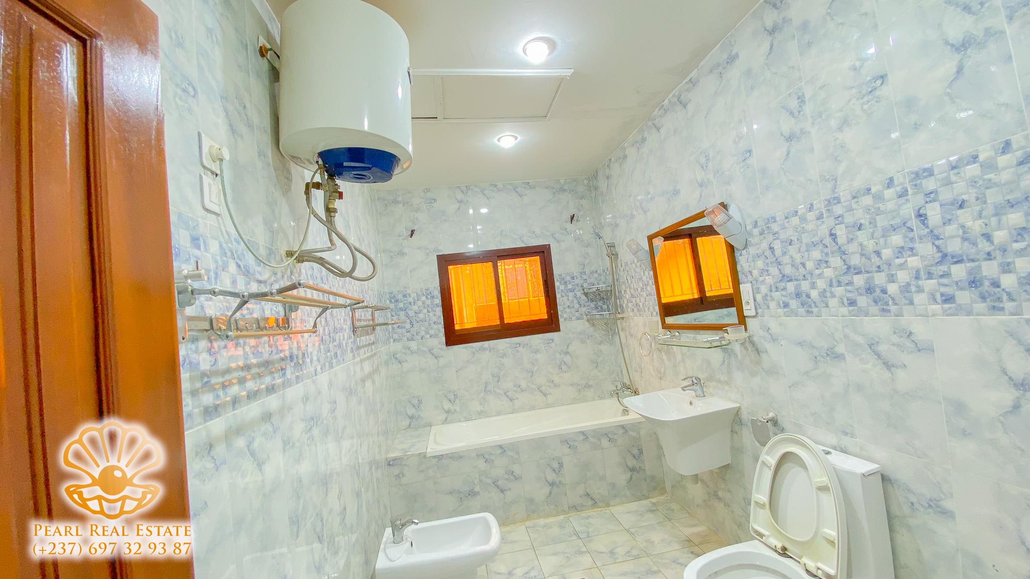 Apartment to rent - Yaoundé, Bastos, Golf - 1 living room(s), 3 bedroom(s), 2 bathroom(s) - 700 000 FCFA / month