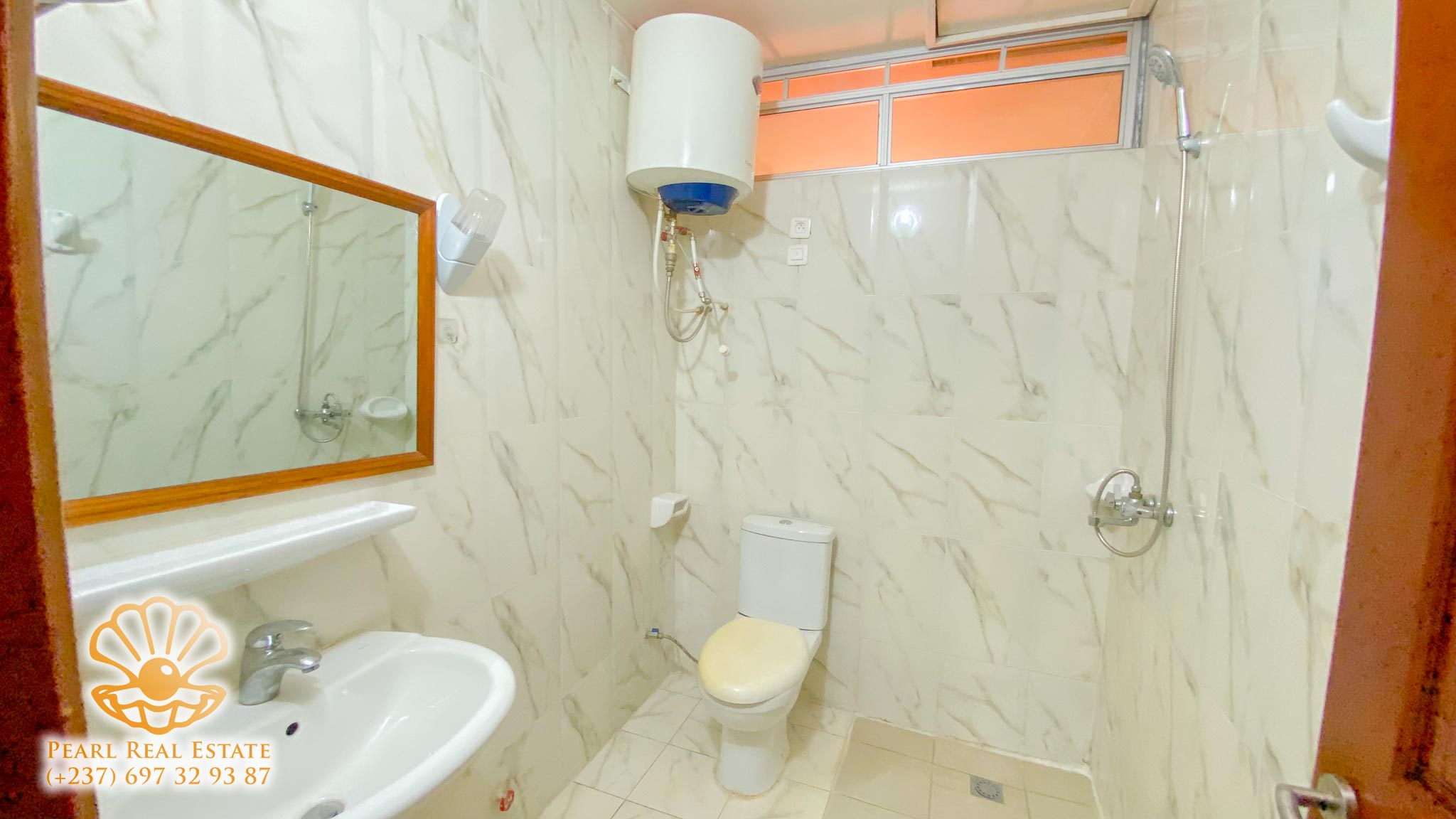 Apartment to rent - Yaoundé, Bastos, Golf - 1 living room(s), 3 bedroom(s), 2 bathroom(s) - 700 000 FCFA / month