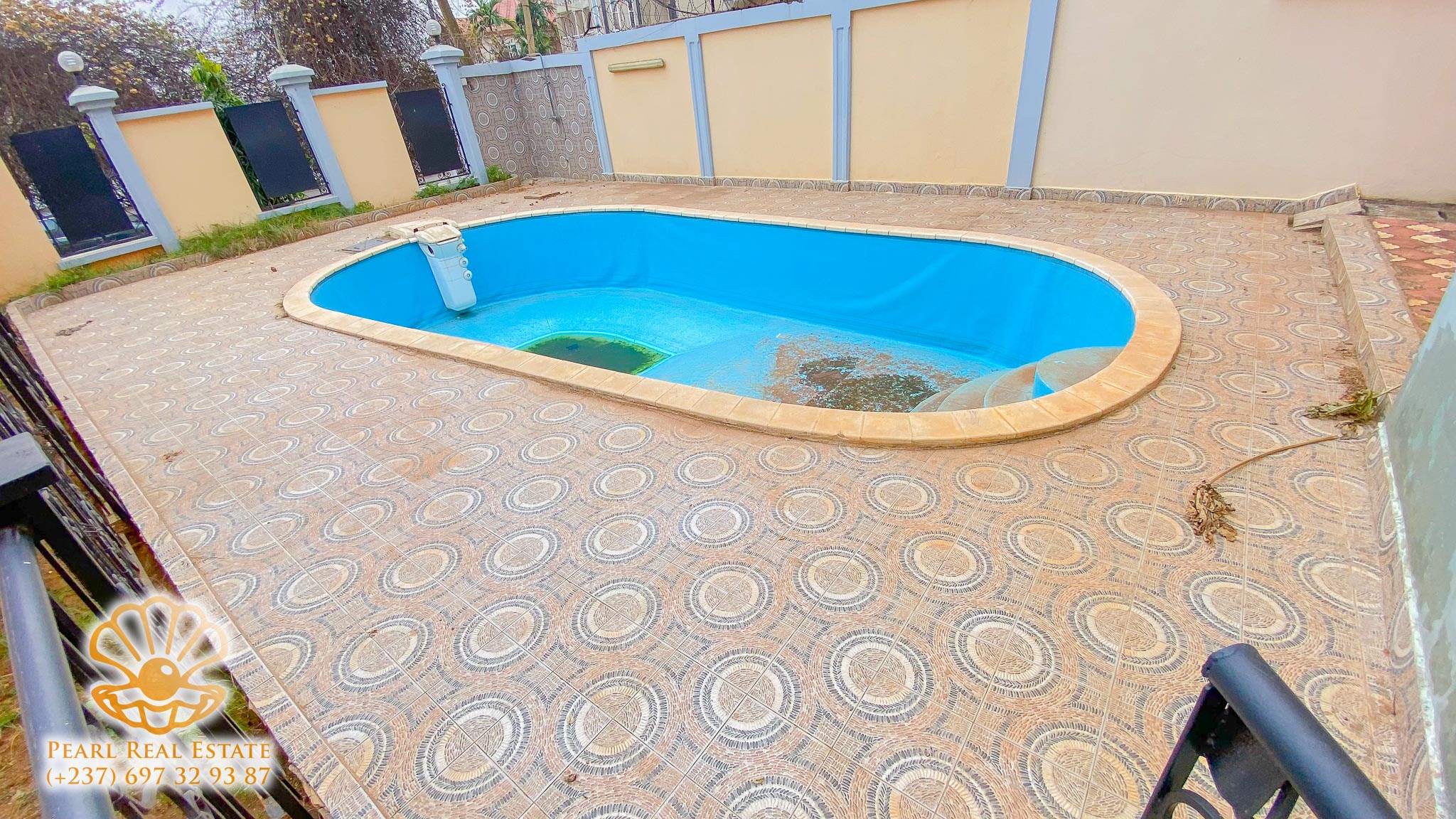 Apartment to rent - Yaoundé, Bastos, Golf - 1 living room(s), 3 bedroom(s), 2 bathroom(s) - 1 500 000 FCFA / month
