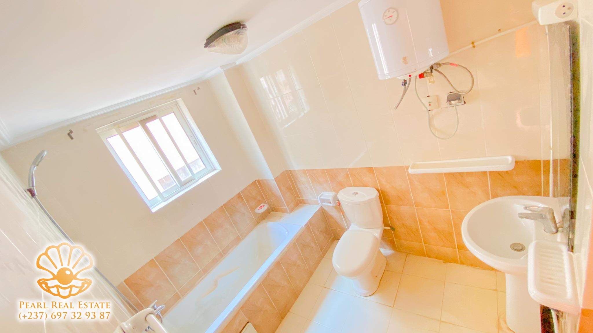 Apartment to rent - Yaoundé, Bastos, Golf - 1 living room(s), 3 bedroom(s), 2 bathroom(s) - 1 500 000 FCFA / month