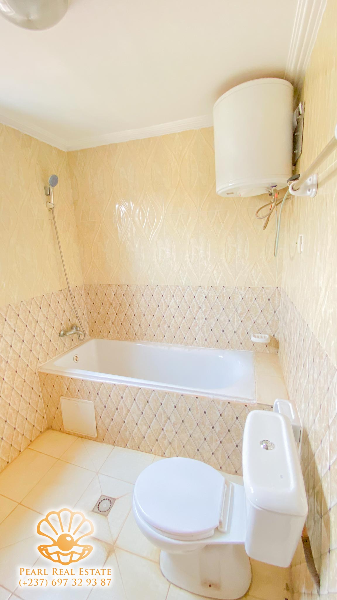 Apartment to rent - Yaoundé, Bastos, Golf - 1 living room(s), 3 bedroom(s), 2 bathroom(s) - 1 500 000 FCFA / month