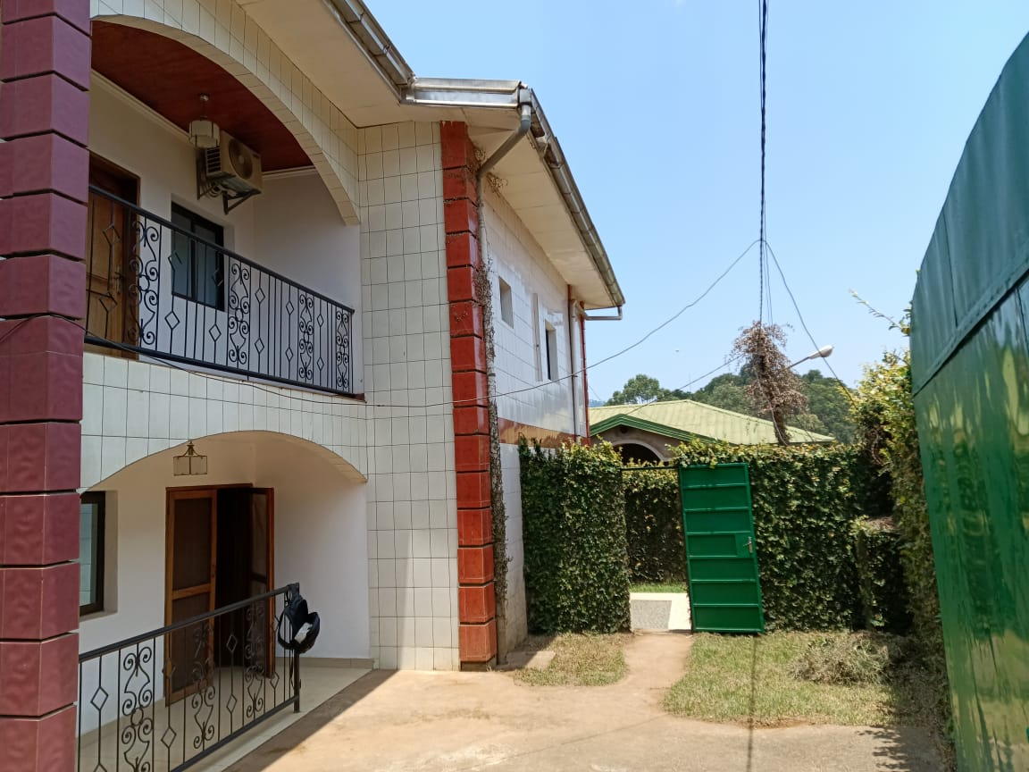 Maison (Duplex) à louer - Yaoundé, Bastos, Bastos centre - 2 salon(s), 4 chambre(s), 4 salle(s) de bains - 700 000 FCFA / mois