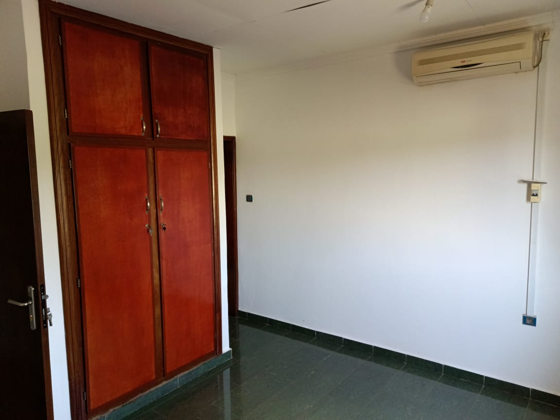 Maison (Duplex) à louer - Yaoundé, Bastos, Bastos centre - 2 salon(s), 4 chambre(s), 4 salle(s) de bains - 700 000 FCFA / mois