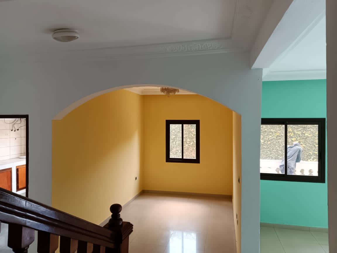 Maison (Duplex) à louer - Yaoundé, Bastos, Bastos centre - 2 salon(s), 4 chambre(s), 4 salle(s) de bains - 700 000 FCFA / mois