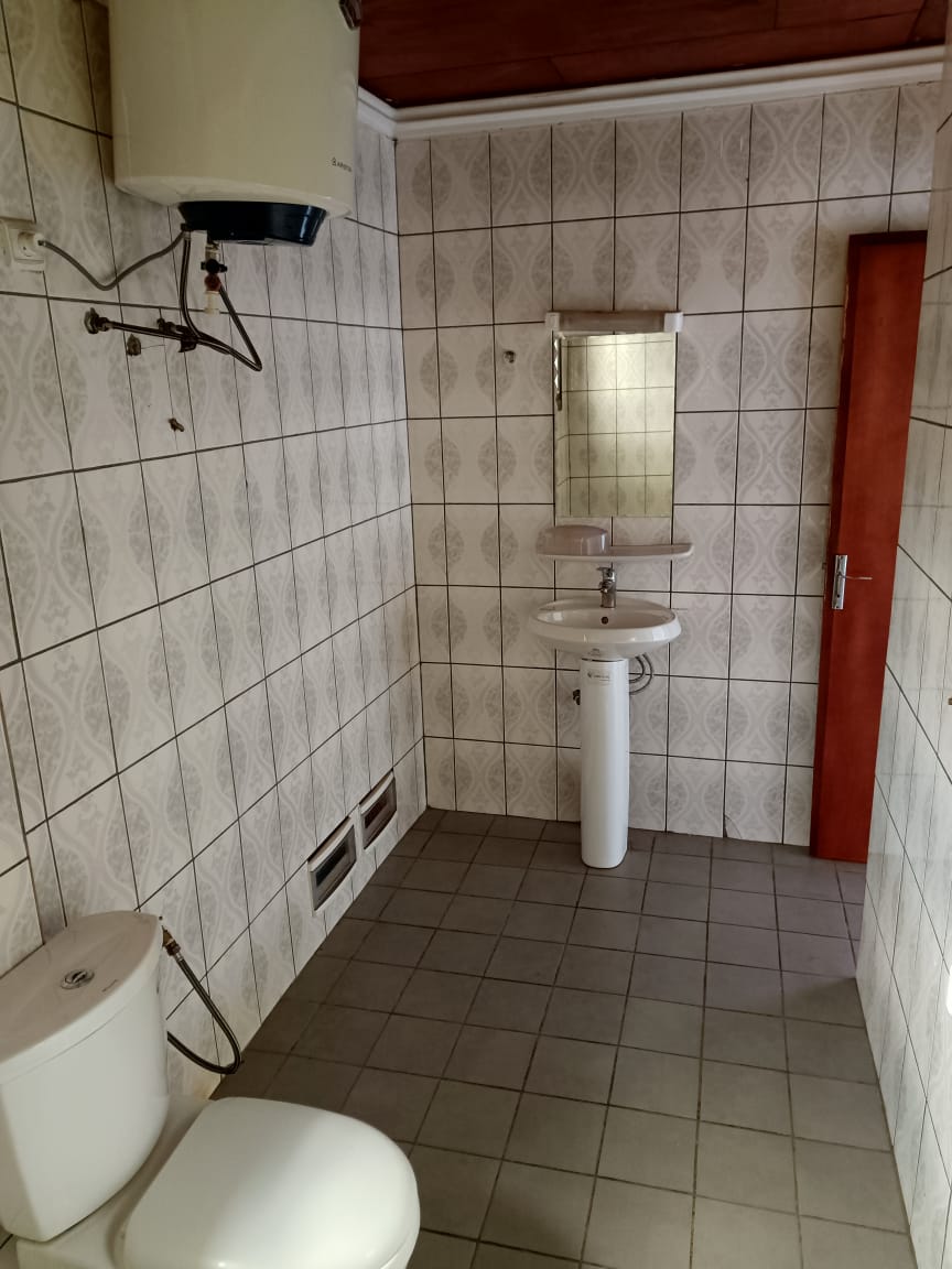 Maison (Duplex) à louer - Yaoundé, Bastos, Bastos centre - 2 salon(s), 4 chambre(s), 4 salle(s) de bains - 700 000 FCFA / mois